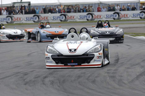 Søndagens første løb for Peugeot Spider Cup bød på flere tætte nærkampe mellem Ronny Wechselberger (forrest), David Falch (sort bil), Tommy Schröter (lyseblå og orange bil) samt Mike Mathiesen (hvid og sort bil).